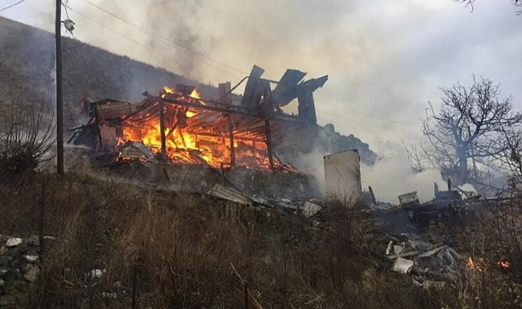 Köyde Çıkan Yangında İki Ev Küle Döndü