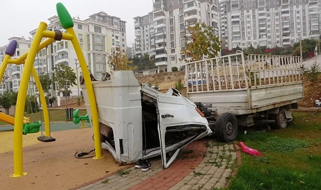 Kupası açılarak oyun parkına dalan kamyonetin sürücüsü hayatını kaybetti