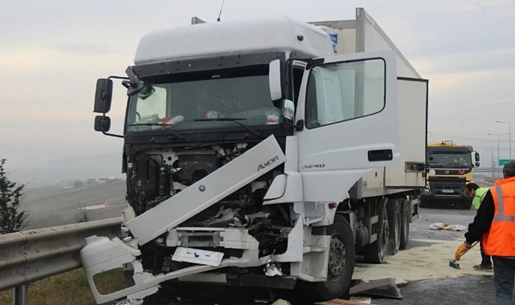 Kuzey Marmara Otoyolu'nda kamyon tıra arkadan çarptı: 3 yaralı