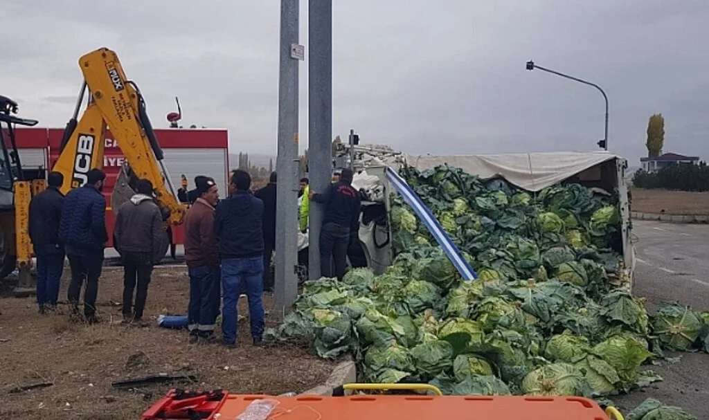 Lahana yüklü kamyonet ile ticari araç çarpıştı: 2 yaralı