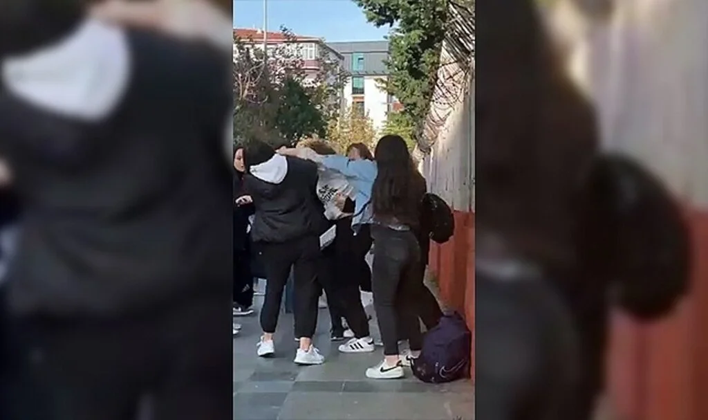 Lise önünde kızların saç saça baş başa kavgası kamerada