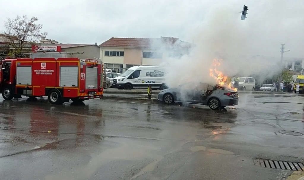 LPG'li otomobil alev aldı: 2 yaralı