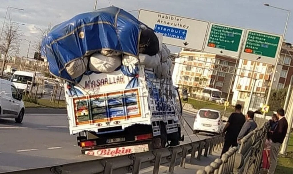 Makas kıran kamyonetini devrilmesin diye bariyere bağlayarak kamyona yasladı