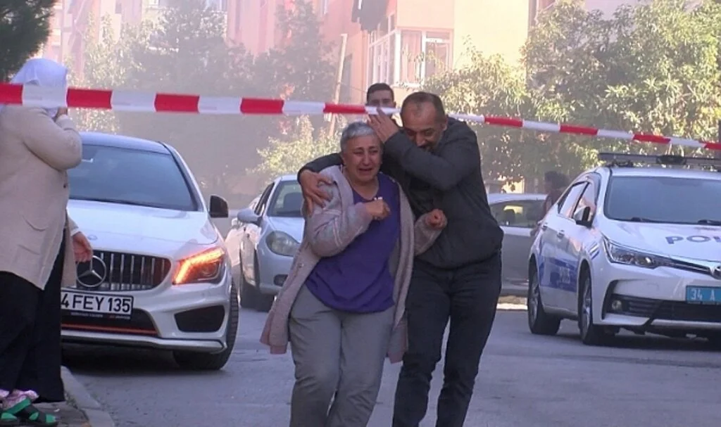 Maltepe'de yanan iş yerini gözyaşlarıyla izledi