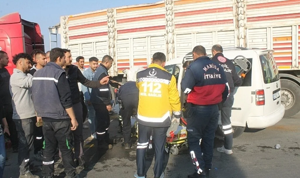 Manisa yolunda kaza: 3 yaralı