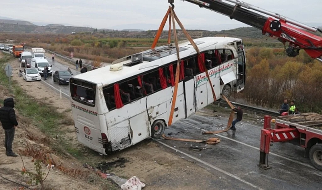Mersin'de otobüs kazası: 1'i ağır 10 yaralı hastaneye sevk edildi