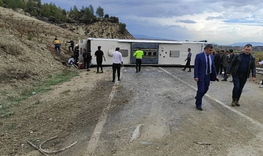 Mersin'de yolcu otobüsü devrildi: 18 yaralı