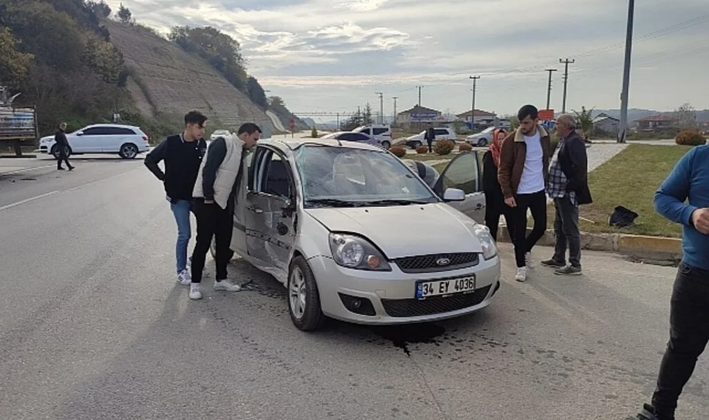 Metal hurda yüklü tır ile otomobil çarpıştı: 1 yaralı