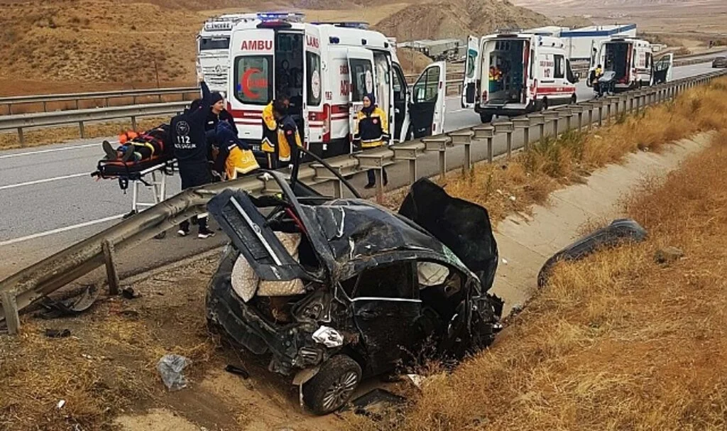 Metrelerce takla atan otomobil hurdaya döndü: 3 yaralı