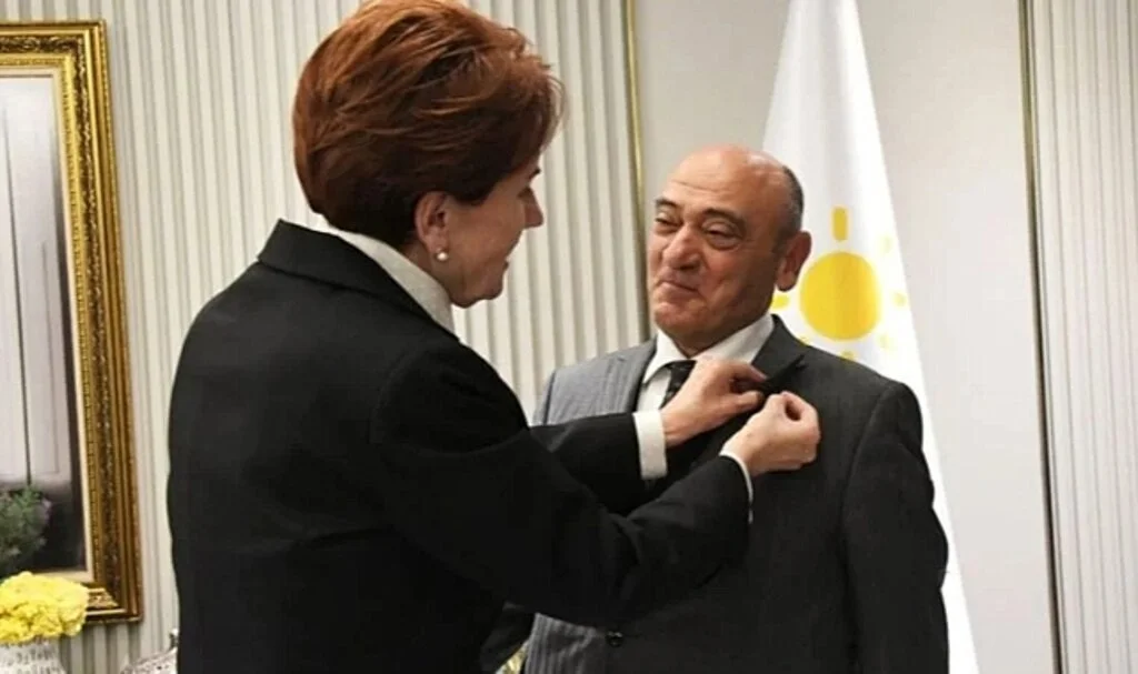 MHP'li Prof. Dr. Tahir Akgemci İYİ Parti'ye Katıldı: Rozetini Meral Akşener Taktı