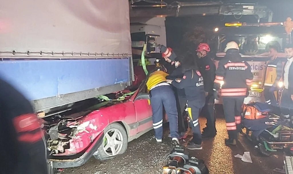 Milli boksörün kullandığı otomobil tırın altına girdi: 1 ölü