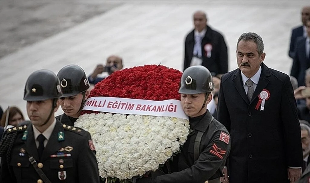 Milli Eğitim Bakanı Özer ve 81 ilden gelen öğretmenler Anıtkabir'i ziyaret etti