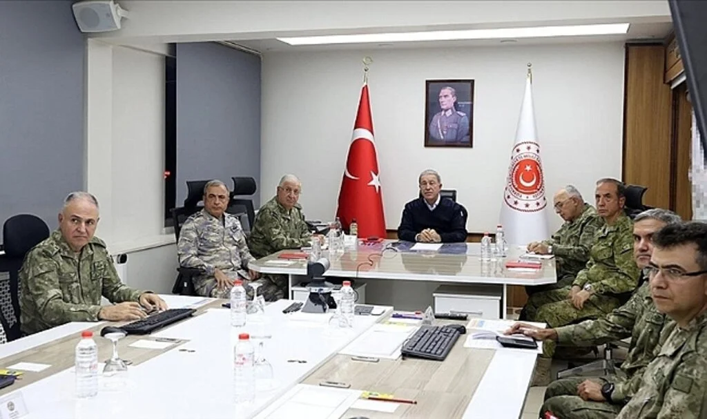 Milli Savunma Bakanı Akar, Pençe Kilit Operasyonu'na katılan birliklerin komutanlarıyla görüştü