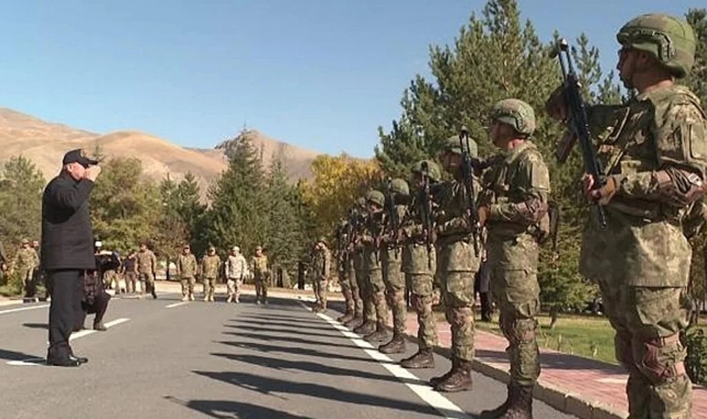 Milli Savunma Bakanı Akar ve komuta kademesi sınır hattında