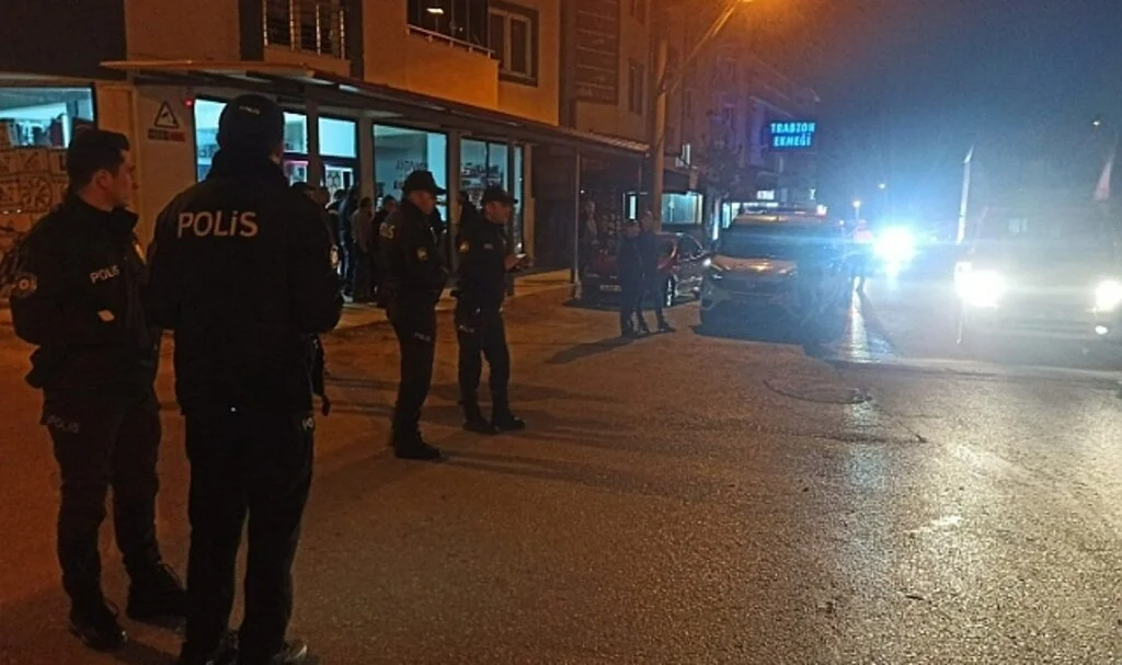 Minibüs çarpan komiser ağır yaralandı
