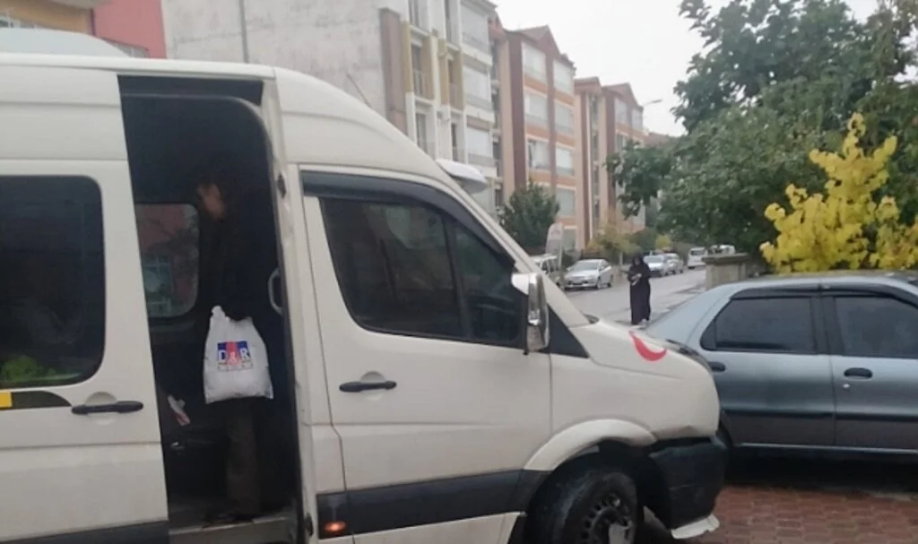Minibüs ile otomobil çarpıştı: 3 yaralı