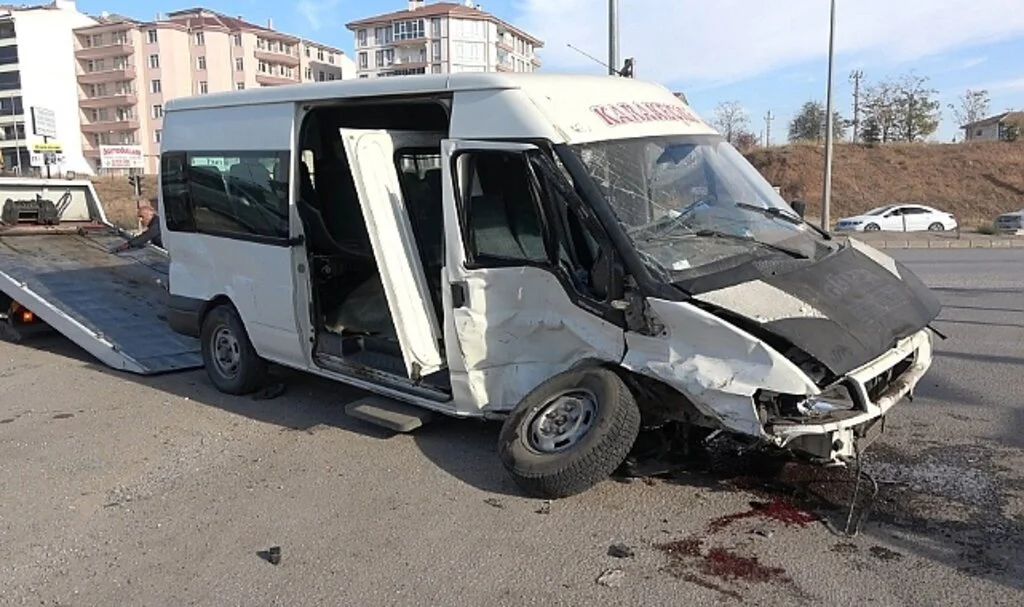Minibüs ile pikap çarpıştı: 4 yaralı