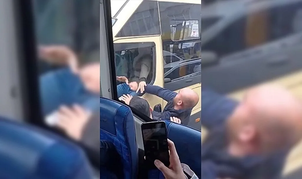  Minibüsçülerin tekmeli tokatlı kavgası kamerada
