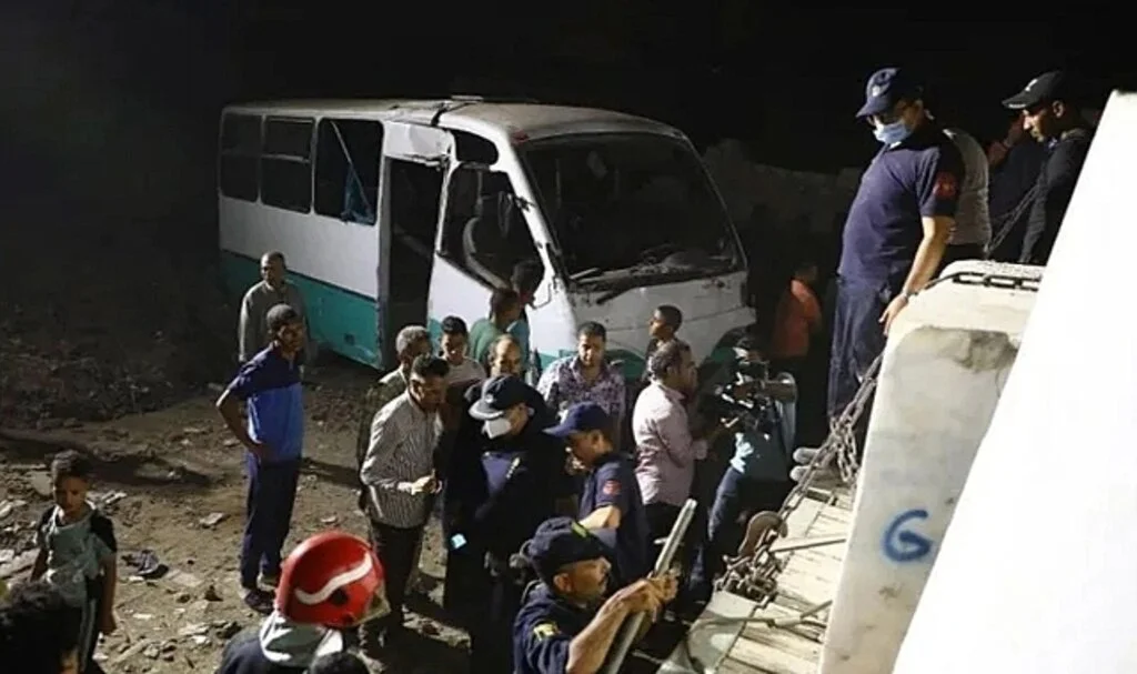 Mısır'da trenle servis çarpıştı: 19 öğrenci yaralandı