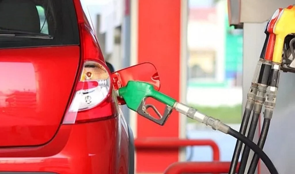 MOTORİNE İNDİRİM, BENZİNE ZAM! Akaryakıt fiyatlarını takip etmek zorlaştı: Bir gün düşüyor, bir gün yükseliyor...