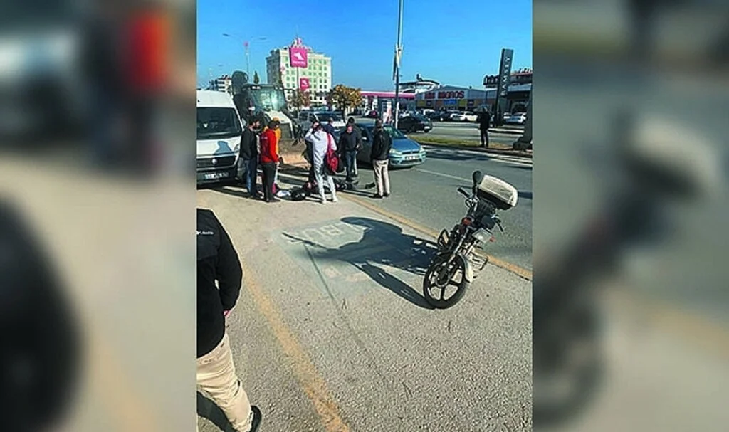 Motorlu Kuryeye Çarpıp Olay Yerinden Kaçtı