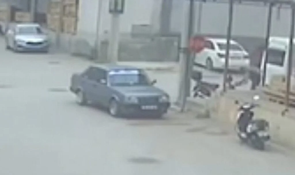 Motosiklet çalarken kameraya yakalandı