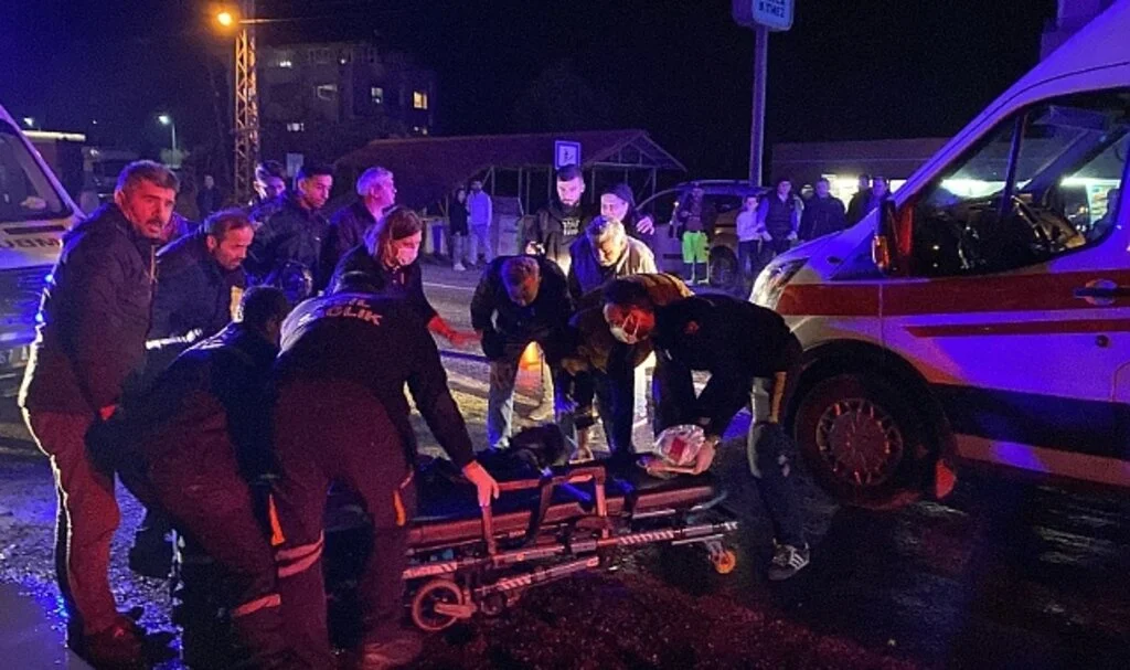Motosiklet dönüş yapan ticari taksiyle çarpıştı: 2 yaralı