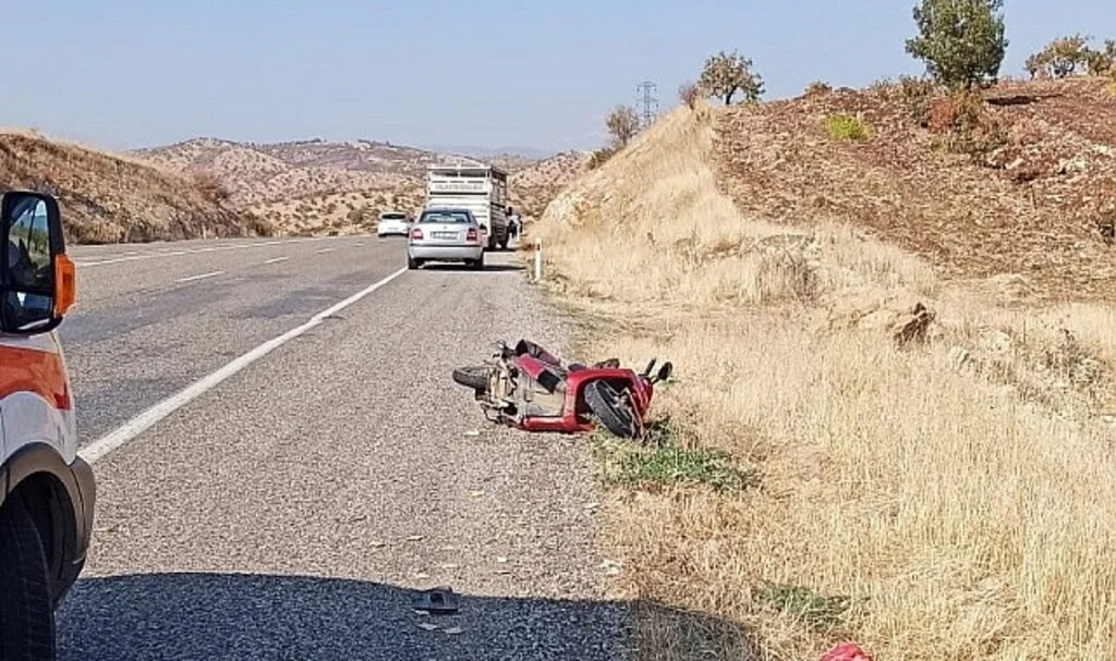 Motosiklet ile kamyonet çarpıştı 2 kişi ağır yaralandı