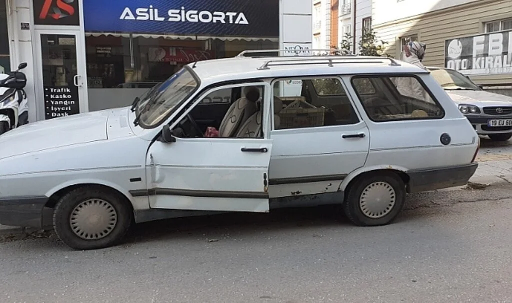Motosiklet ile otomobilin açılan kapısına çarptı: 1 yaralı
