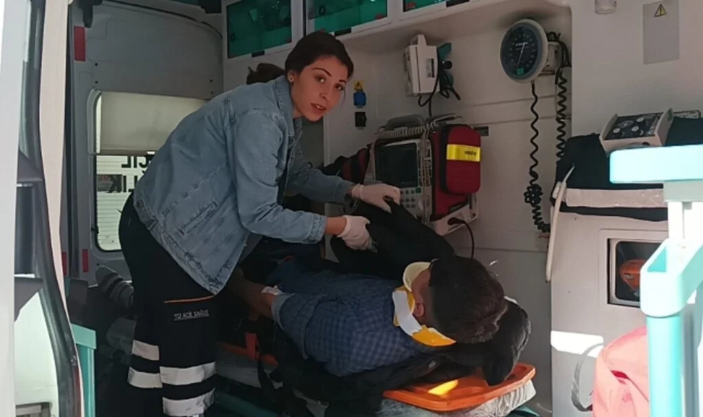 Motosiklet otomobile arkadan çarptı: 1 yaralı