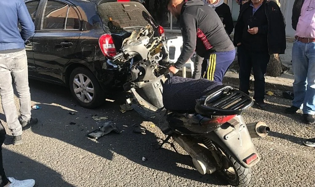 Motosiklet park halindeki araca çarptı: 1 yaralı