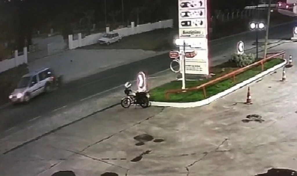 Motosiklet sürücüsünün ağır yaralandığı kaza kamerada