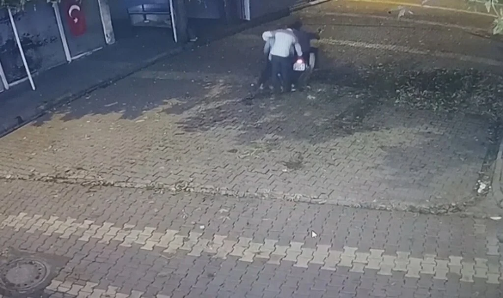 Motosikleti saniyeler içerisinde çaldı
