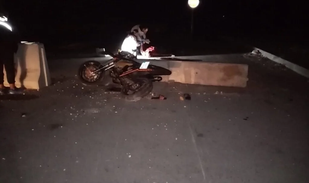 Motosikletiyle beton bariyerlere çarpan Rus hayatını kaybetti