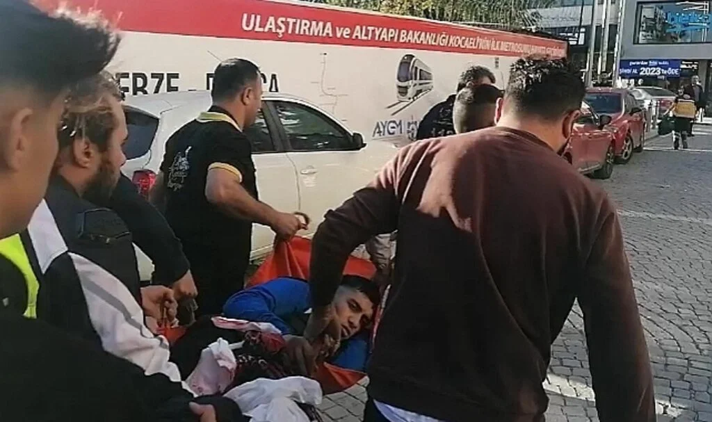 Motosikletiyle seyir halindeyken bıçaklandı