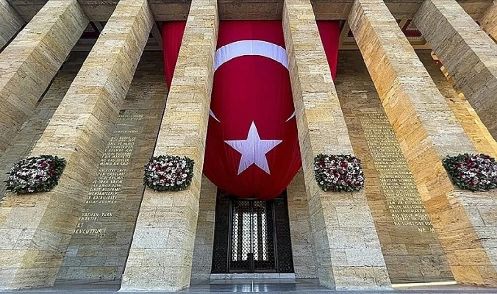 MSB'den Anıtkabir'in yorulmaz koruyucuları "saygı nöbetçileri" paylaşımı