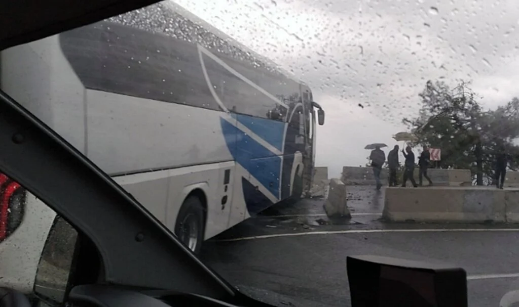 Muğla'da yolcu otobüsü refüje çarpıp karşı şeride geçti