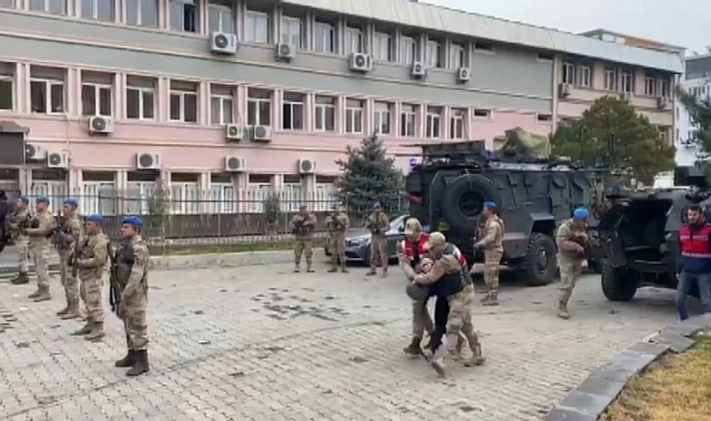 Muş’ta yakalanan PKK/KCK'lı terörist ile 2 iş birlikçi tutuklandı
