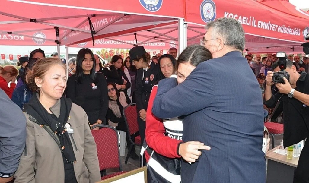 O anlar yürekleri burktu: Kalp krizinden ölen babasının polis yeleğiyle törene katıldı