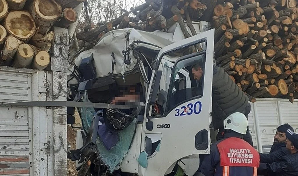 Odun Yüklü İki Kamyon Çarpıştı 1 Yaralı
