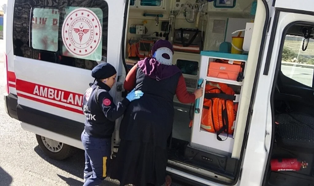 Öğrenci servisiyle otomobil çarpıştı: 2 yaralı