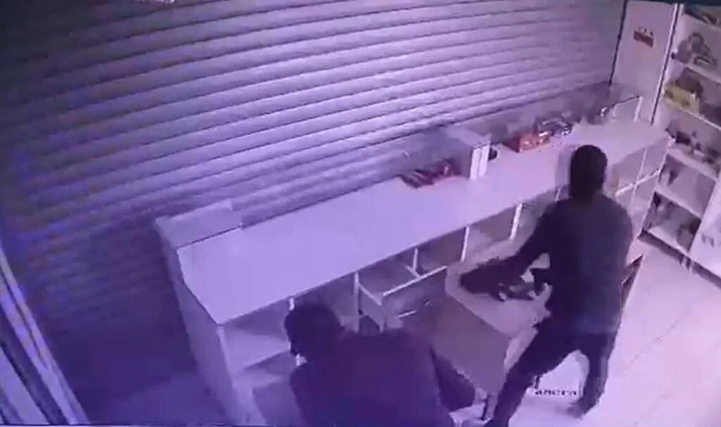 Okul kantinine giren kar maskeli hırsızlar, ne varsa çöp poşetine doldurup çaldı
