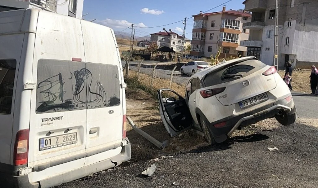 Okul servisiyle cip çarpıştı: 4’ü çocuk 6 yaralı