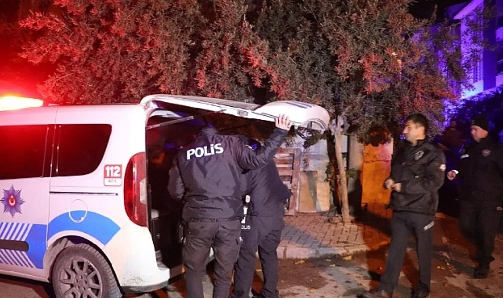 Önce karısının boğazını kesip öldürdü, sonra bileklerini kesip intihara kalkıştı