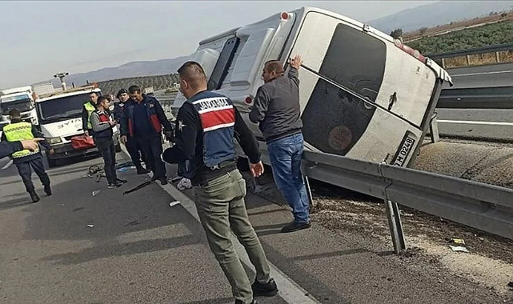 Osmaniyespor taraftarlarını taşıyan minibüsün devrilmesi sonucu 1 kişi öldü, 9 kişi yaralandı