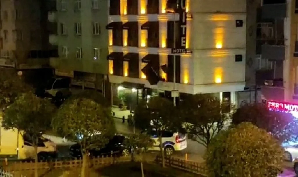Otelin 3’üncü katından tutunduğu tenteyle birlikte aşağıya düştü