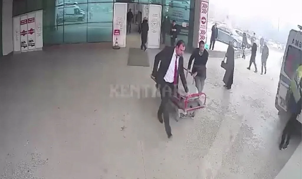 Otobüs şoförü fenalaşan yolcuyu hastaneye yetiştirdi