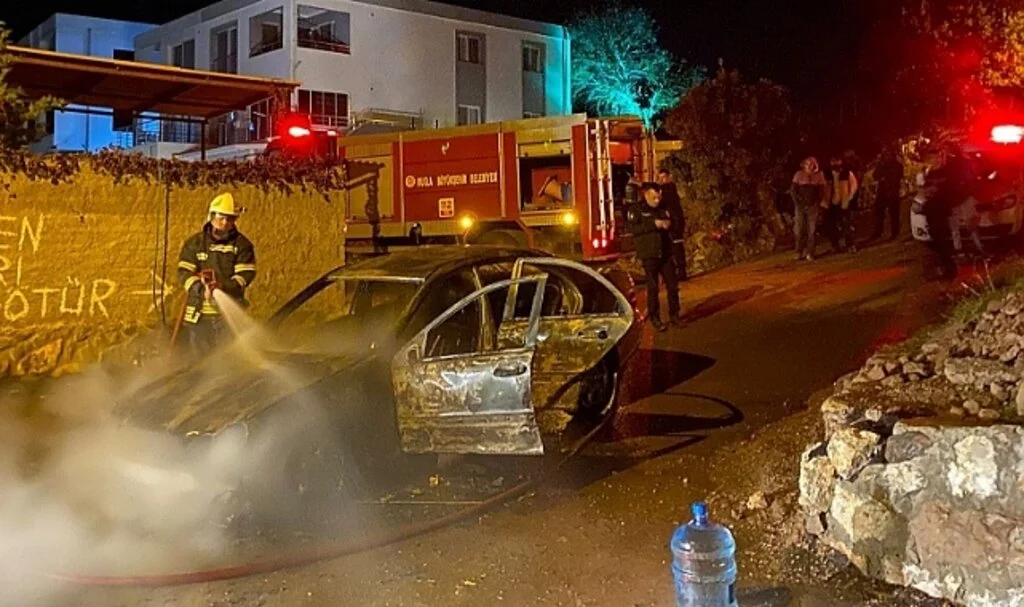 Otomobil, alev alev yandı