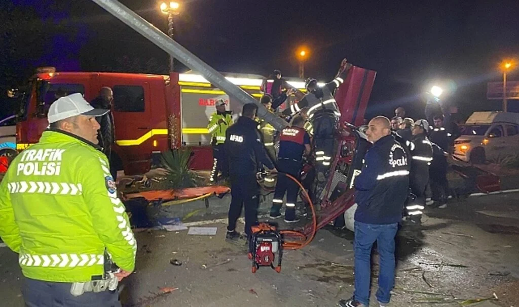 Otomobil aydınlatma direğine çarptı: 1 ölü