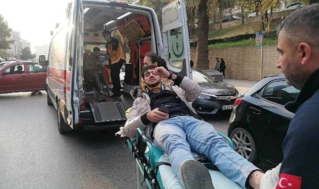 Otomobil İle Çarpışan Motosiklet Savruldu: 2 yaralı